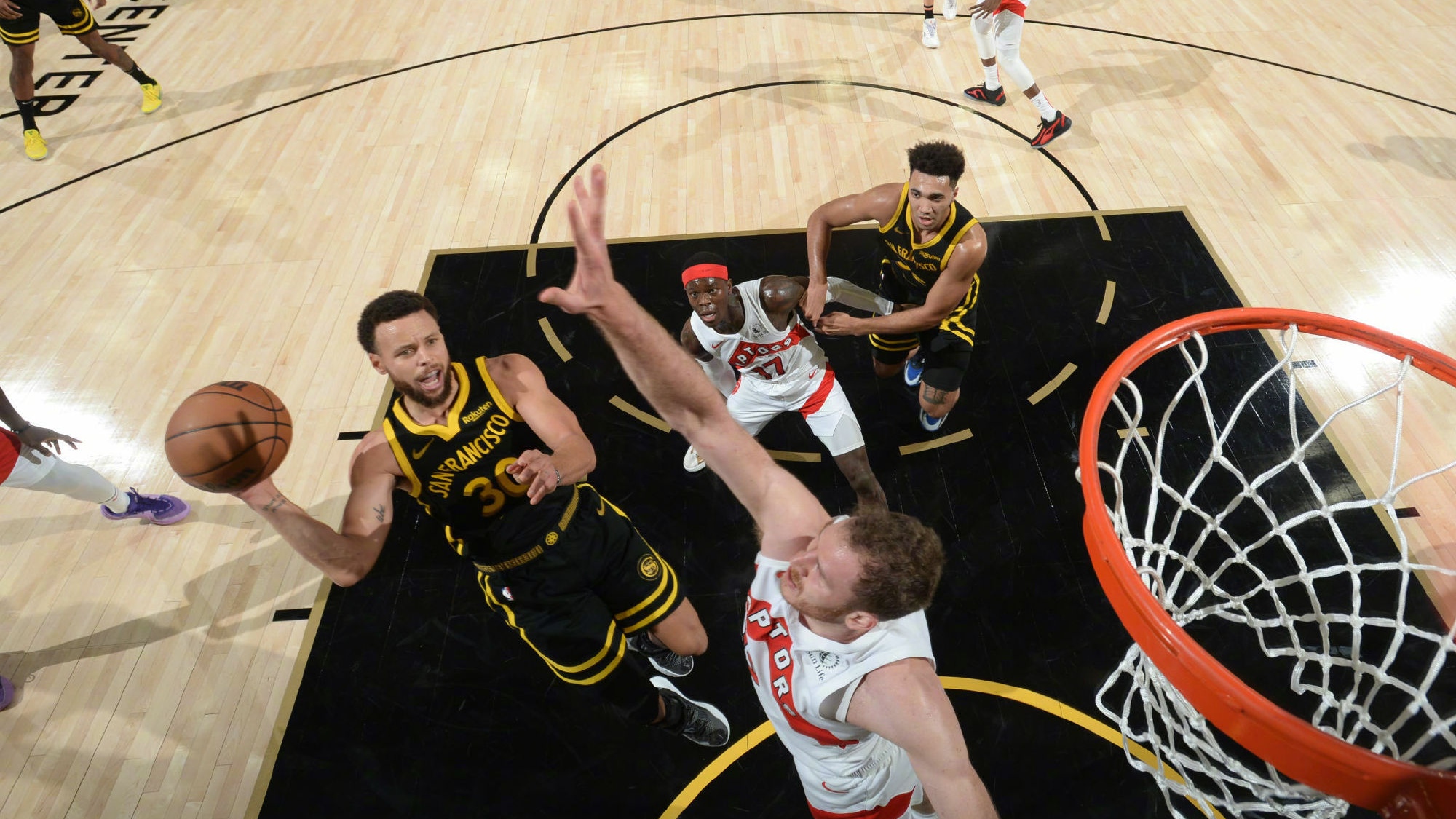 猛龙成为东部夺冠热门,球队实力稳定 猛龙成为东部夺冠热门,球队实力稳定