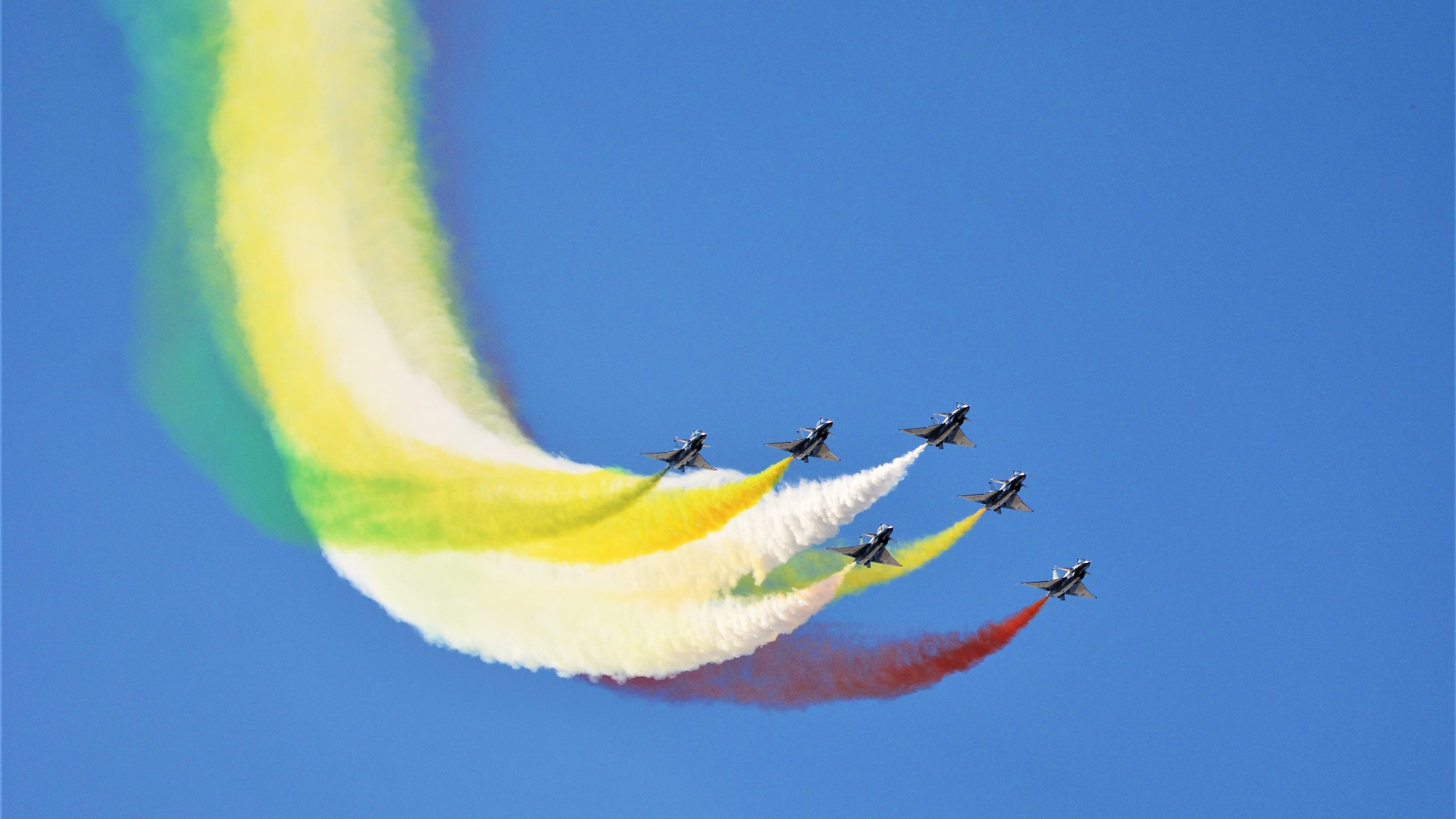 开云平台-当穆勒驶入银石赛道，那夜，他用电光石火的突破，重新定义F1攻防